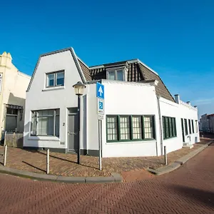 Sandy's Family House For 2 Adults & 2 Children Zandvoort
